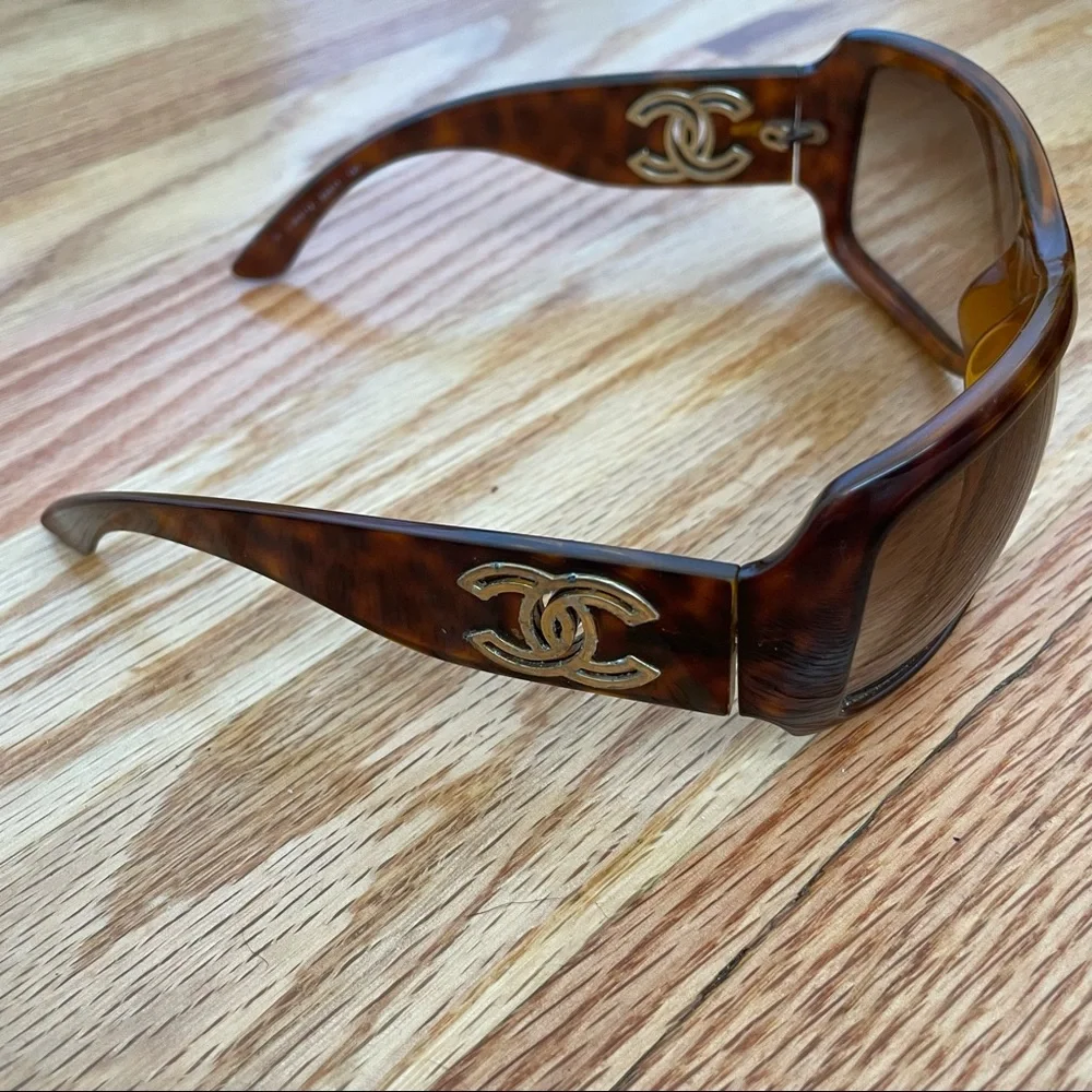CHANEL | Tortoise Sunglasses - Picture 4 of 8